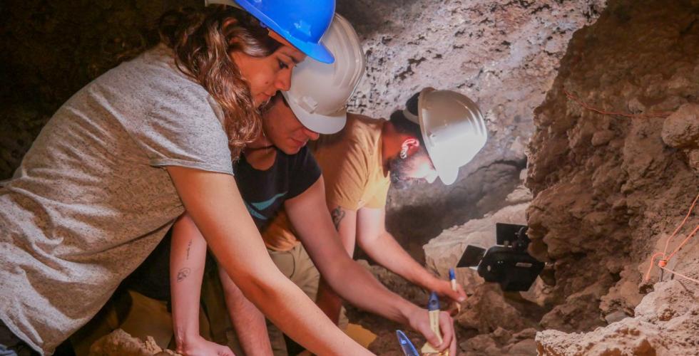 Arkeologer i Cueva Cabezazos i Tegueste på Tenerife.