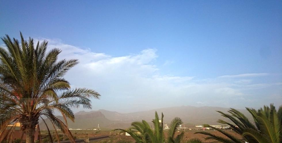 Calima, sanddis, svevestøv sett fra Arinaga opp mot fjellet på Gran Canaria.