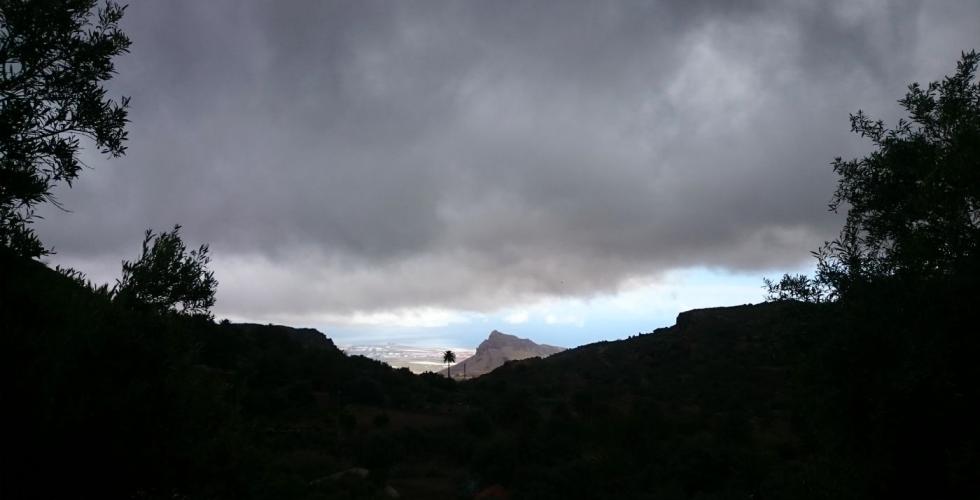 Tunge regnskyer over Gran Canaria.