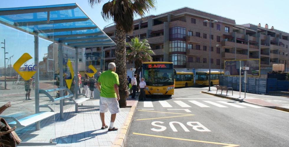Mange benytter seg av tilbudet med gratis kollektivtransport på Gran Canaria .