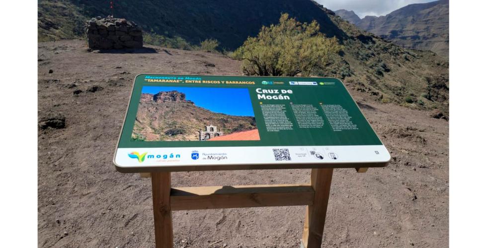 Informasjonstavle på spansk, engelsk og tysk for vandrere i Mogán på Gran Canaria.