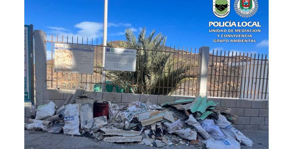 Dumpet asbestholdig avfall på gata i Las Palmas.