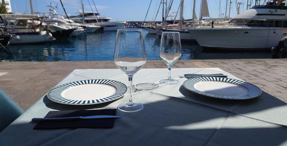 Oppdekket restaurantbord ved havn.