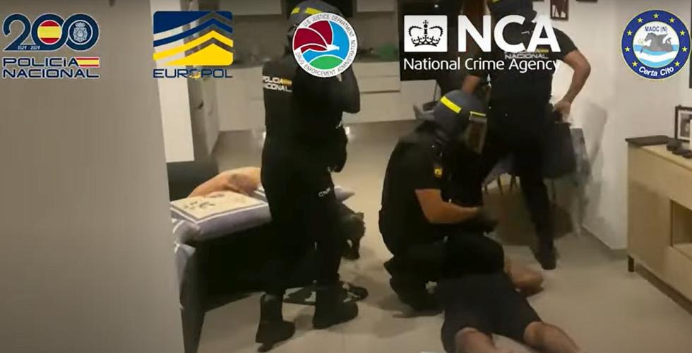 Politi arresterer mistenkt.