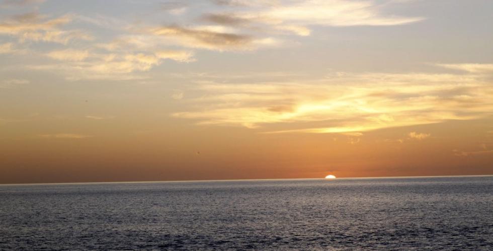 Solnedgang ved havet.