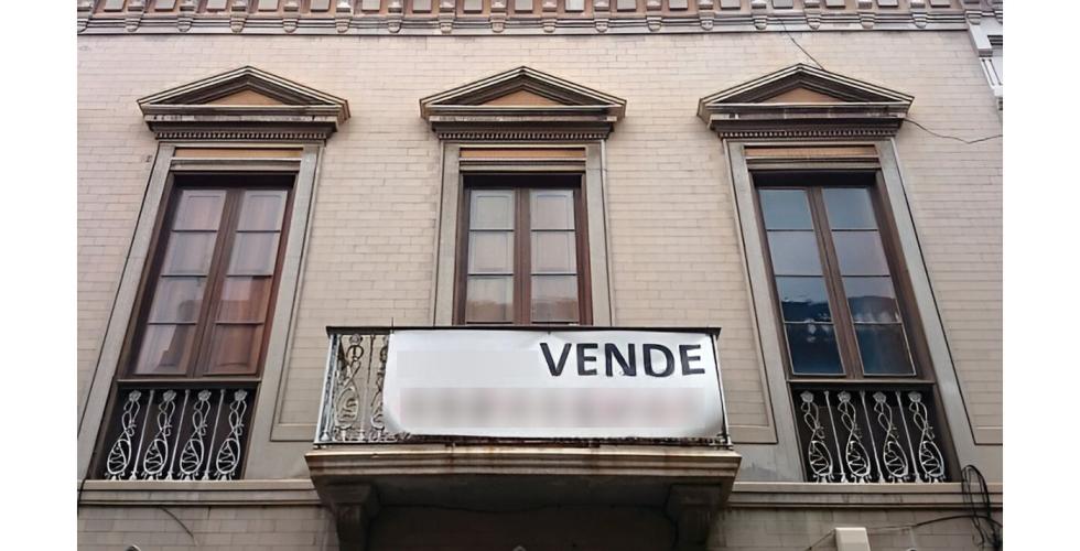 Balkong med skiltet "vende". 