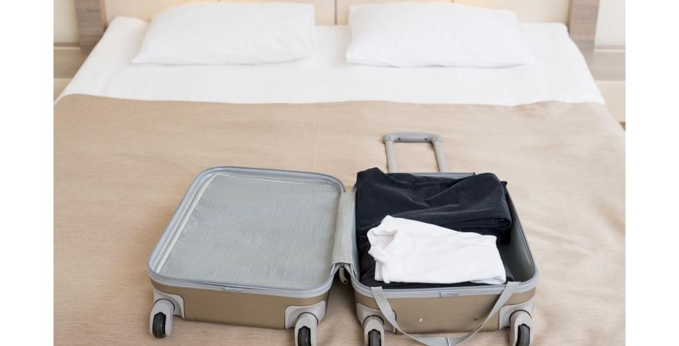 hotellrom seng koffert