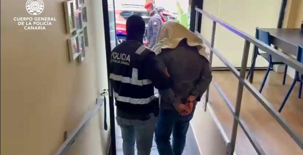 Arrestasjon av ansatt på interneringssenter