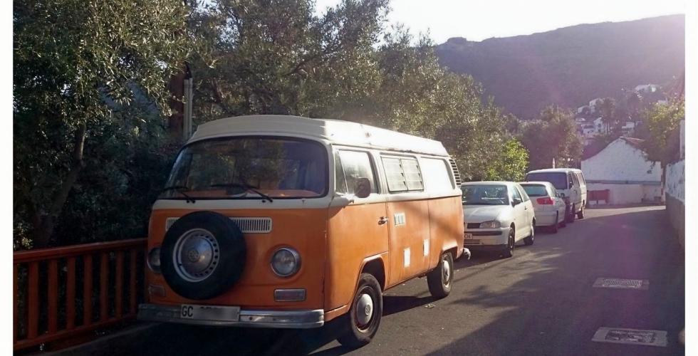 Gammel Volkswagen Type 2 bobil parkert i gate på Gran Canaria.