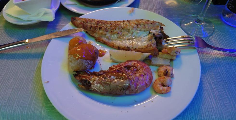 Tallerken med fisk, poteter og reker. 