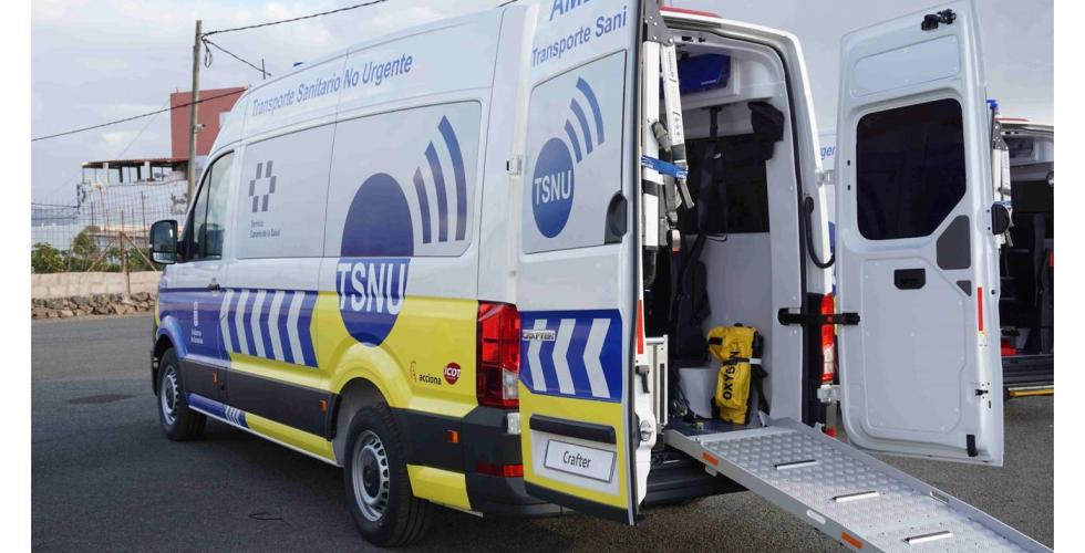 Bil for syketransport med åpen bakdør.