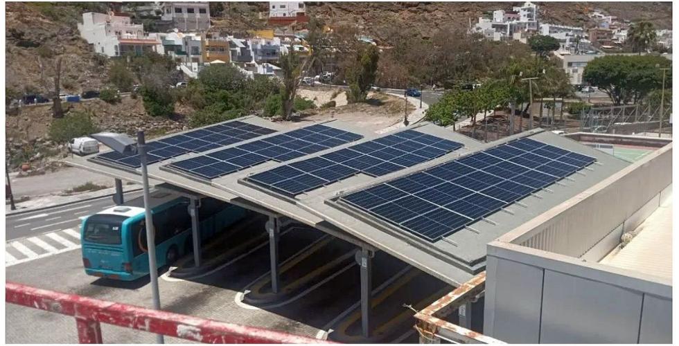 Solceller på taket av busstasjonen i Puerto de Mogán.