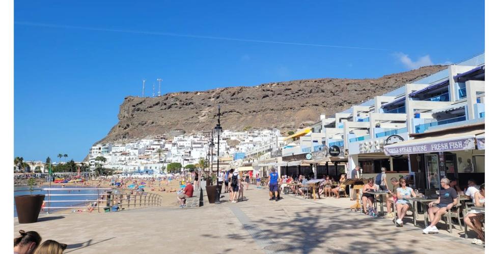 Puerto de Mogan promenade strand mye folk