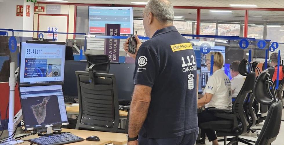 Personell på vaktsentral med pc og telefon