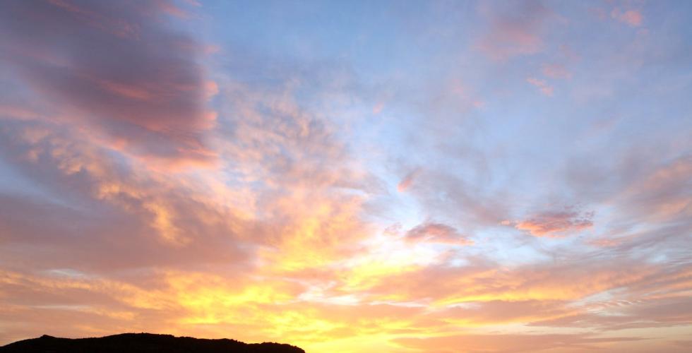 Fargerik solnedgang over fjellkam