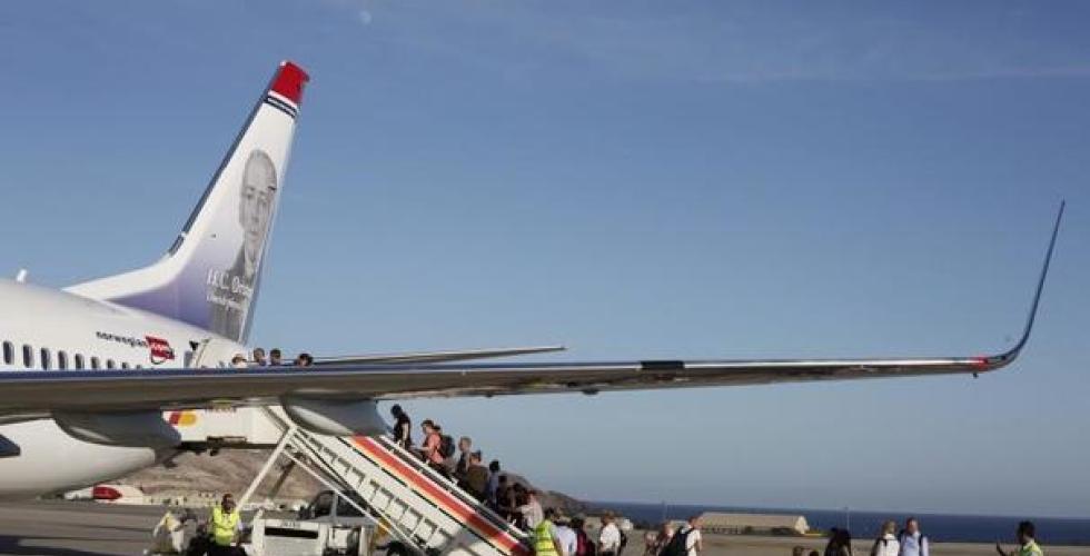 Norwegian-fly passasjerer går om bord.