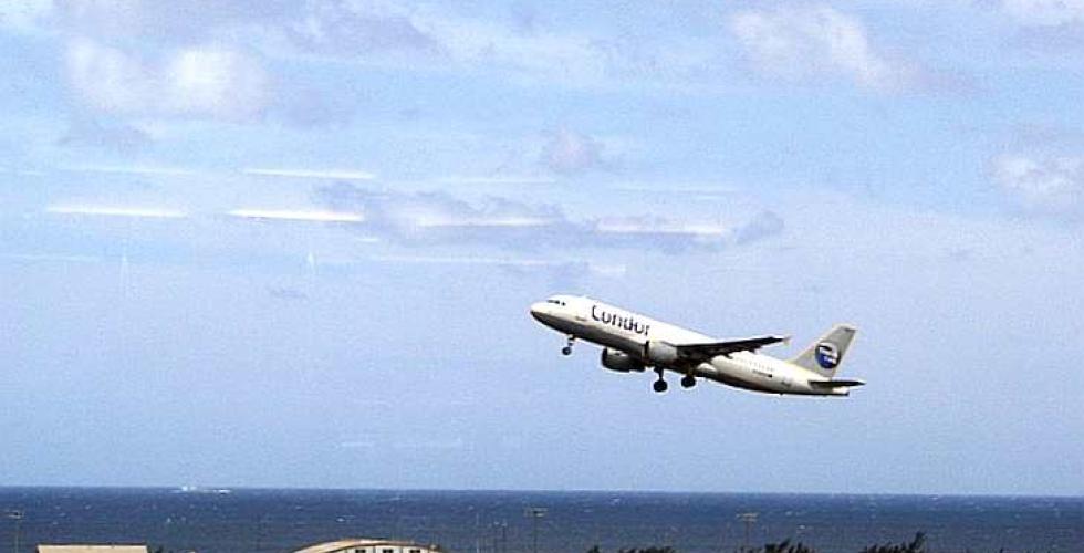 Passasjerfly tar av fra flyplassen på Gran Canaria. 