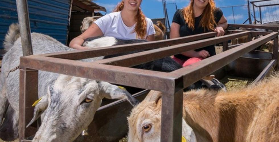 Beatriz og Natalia Mayor er glade vinnere fra Naray-gården i Tejeda.