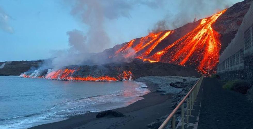 Flytende lava på vei ut i havet.