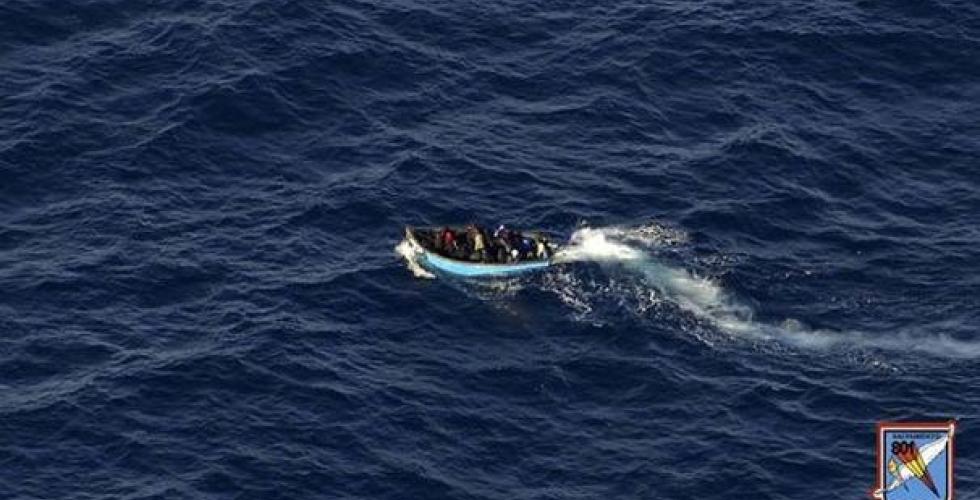 Åpen trebåt med migranter og flyktninger på vei mot Kanariøyene. 