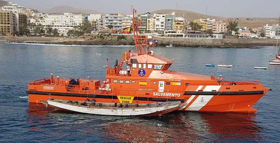 Langkano (cayuco) og redningsskøyte utenfor Tenerife.