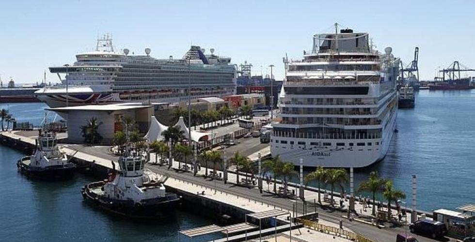 To cruiseskip ved kaianlegg