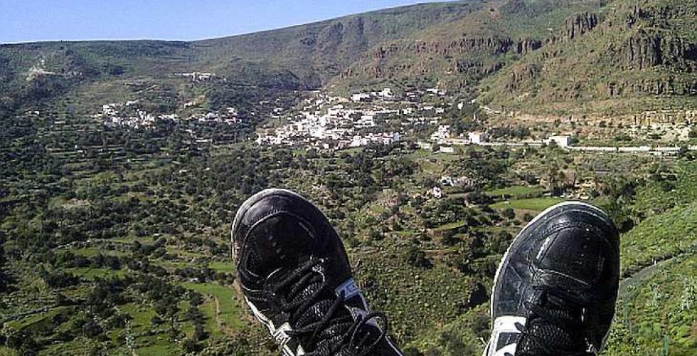 Joggesko i friluft med utsikt over fjellheimen på Gran Canaria.