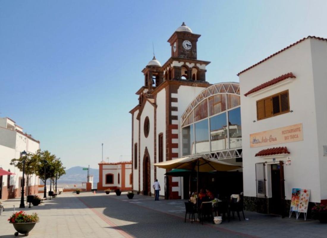 Hjertet i Artenara, torget med San Matias-kirken og restauranter