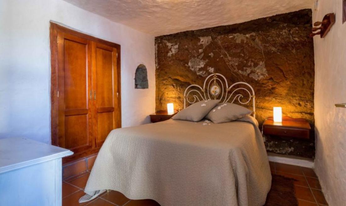 Elegant soverum i grottehuset El Caidero, Artenara