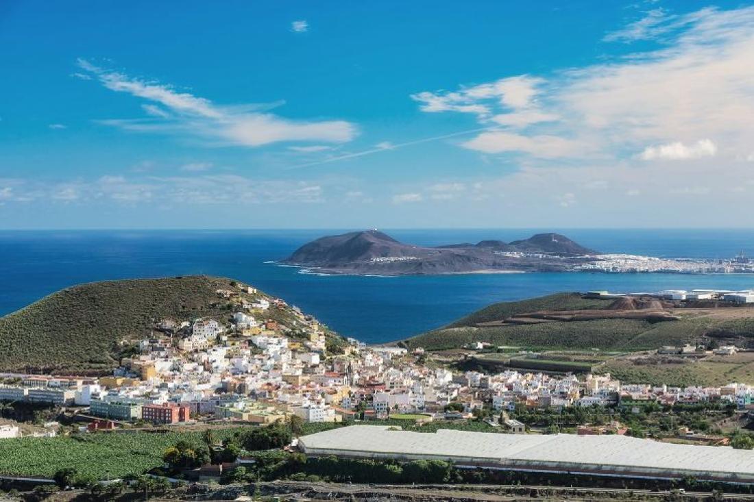 Cardones sett fra Montaña de Arucas, Confital i det fjerne