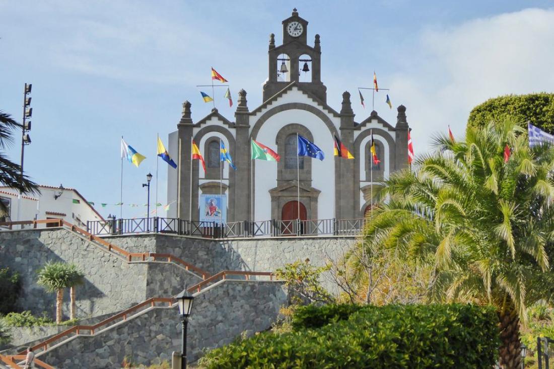 Den kneisende kirken i Santa Lucia tar seg riktig flott ut