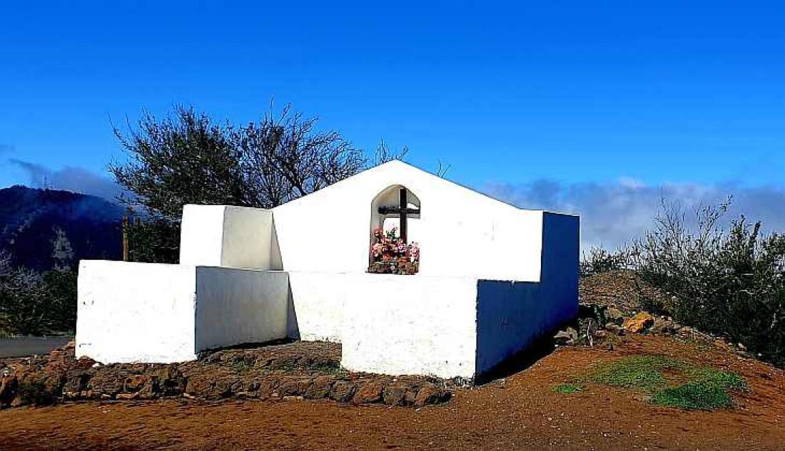 Det vita minnesmonumentet uppfördes i tacksamhet för att lavaströmnen skonade den lilla byn. Foto: Thomas Nilsson