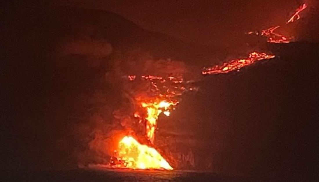 Vulkanutbrudd på La Palma september 2021. Dag 9, 28. sept. Lavaen treffer havet.