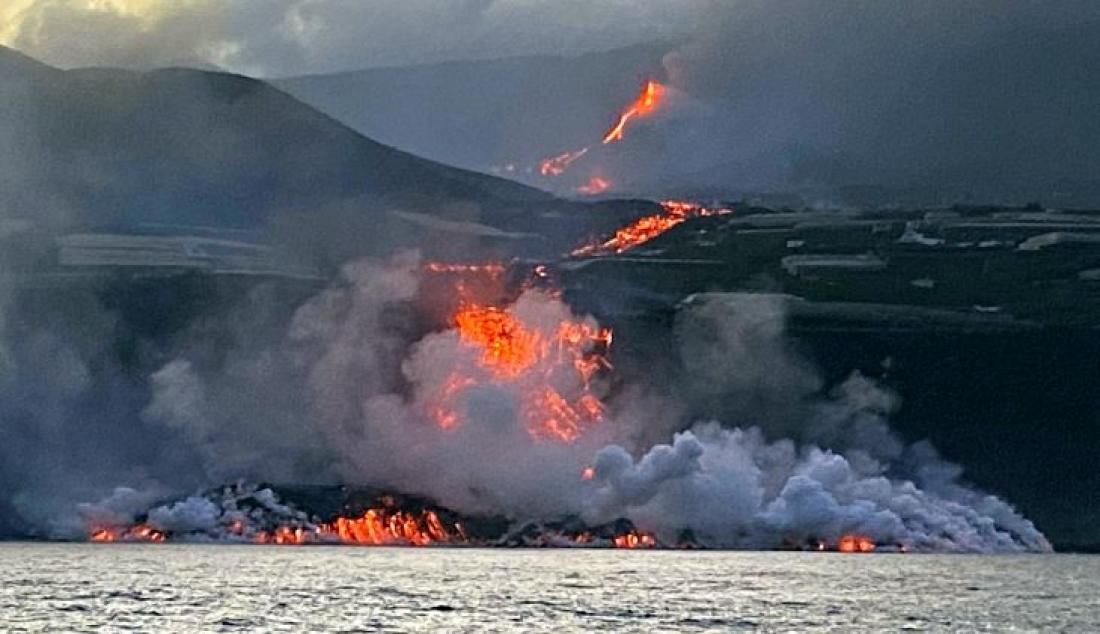 Vulkanutbrudd på La Palma september 2021. Dag 10. Laven lager ny landtunge.