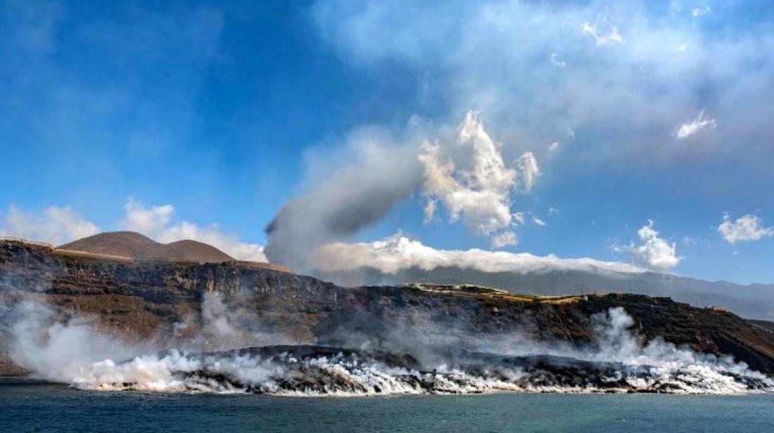 Vulkanutbrudd på La Palma september 2021. Lavaen bygger landtunge.