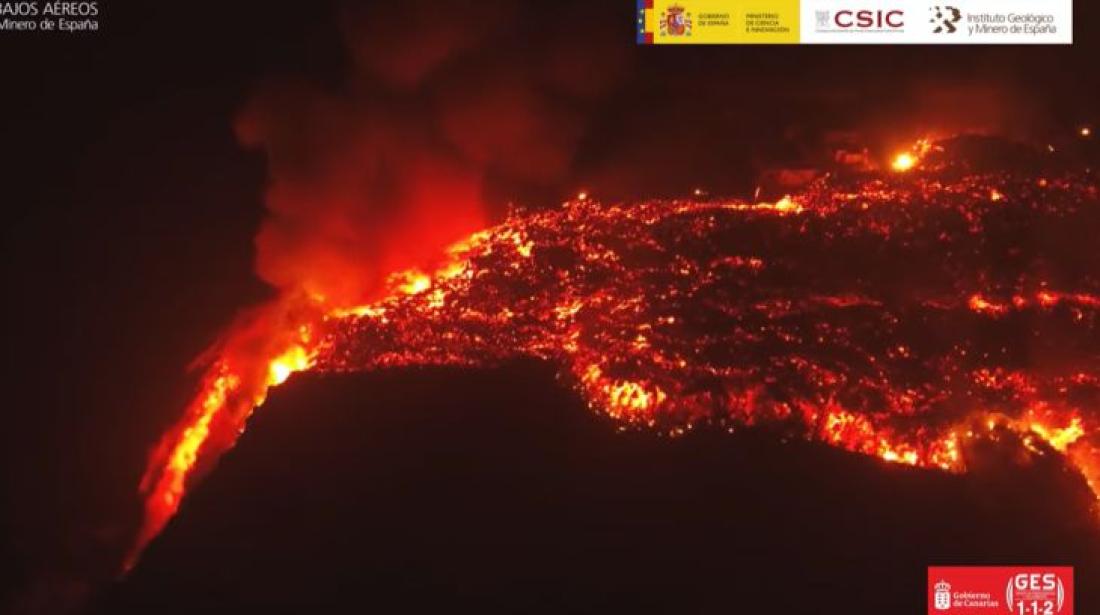 Vulkanutbrudd på La Palma september 2021. Dag 11. Lavaen fosser ned i haavet.