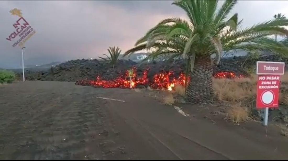 Vulkanutbrudd på La Palma 2021. Dag 42, lavastrøm i bevegelse langs en vei.