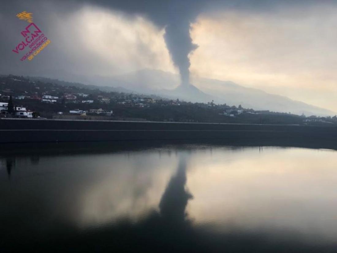Vulkanutbrudd på La Palma 2021. Dag 44, stor røykutvikling.