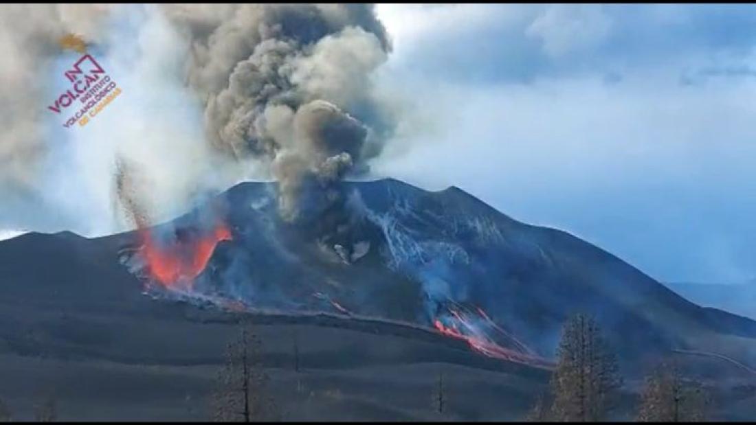 Vulkanutbrudd på La Palma 2021. Dag 71, ny sprekk i bakken pøser ut lava (t. v.).