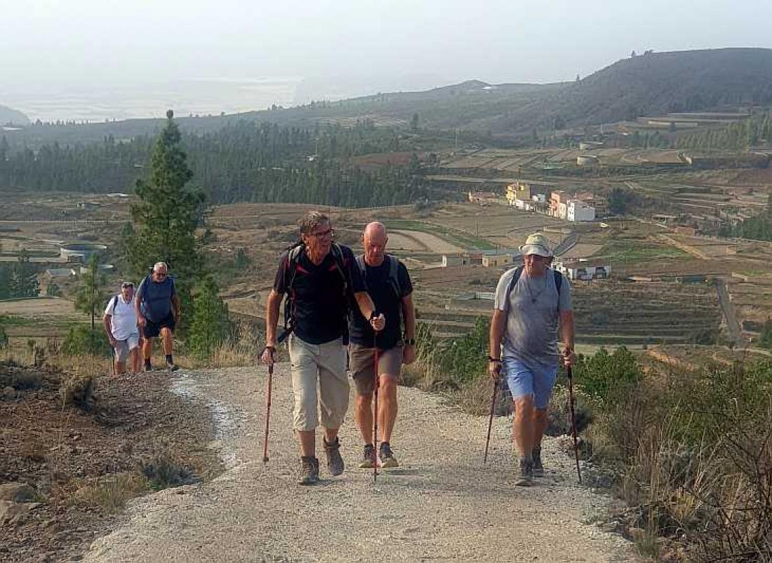 Bergsvandrarna på väg upp med Teneriffas högst belägna by Villaflor i bakgrunden.