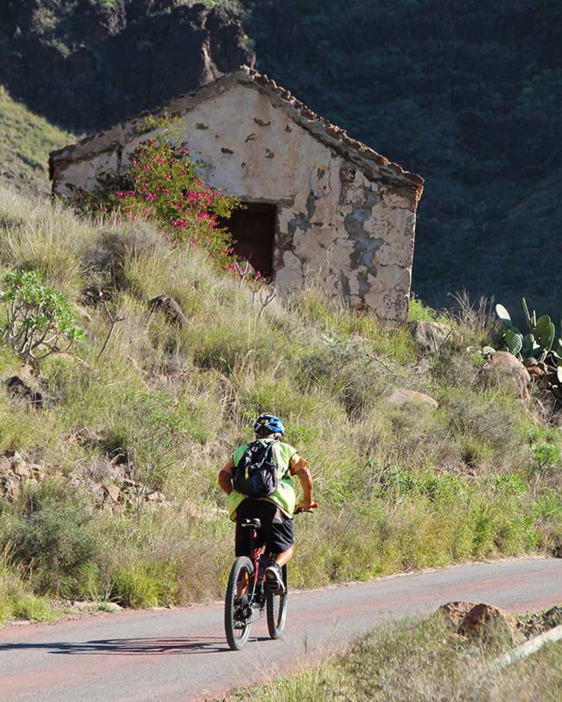 Syklist på vei opp Ayagaures-dalen