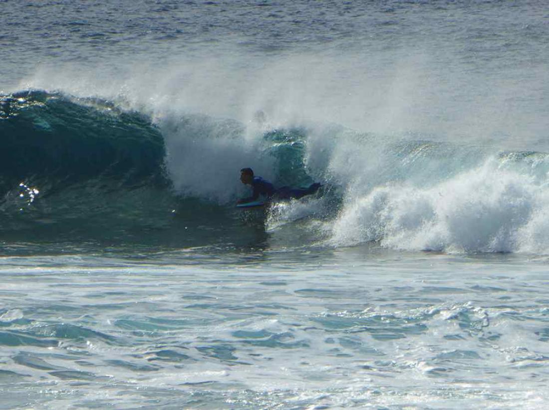 Ivrig surfer i Confital-bukten