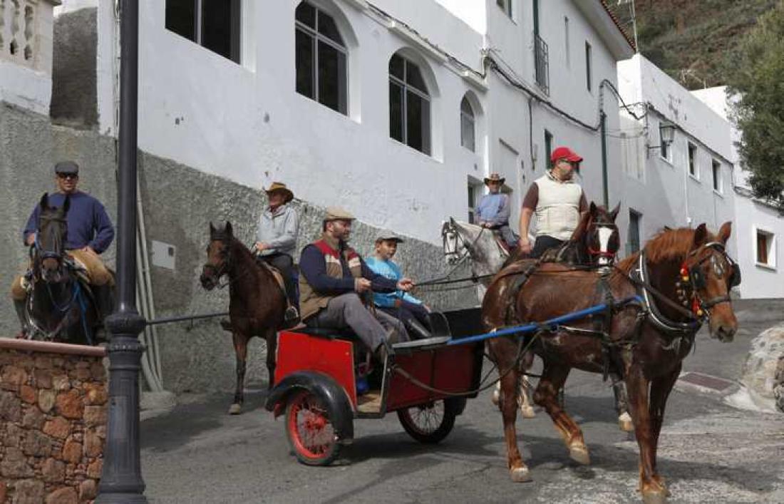 Hestefølge på besøk i Temisas trange gater